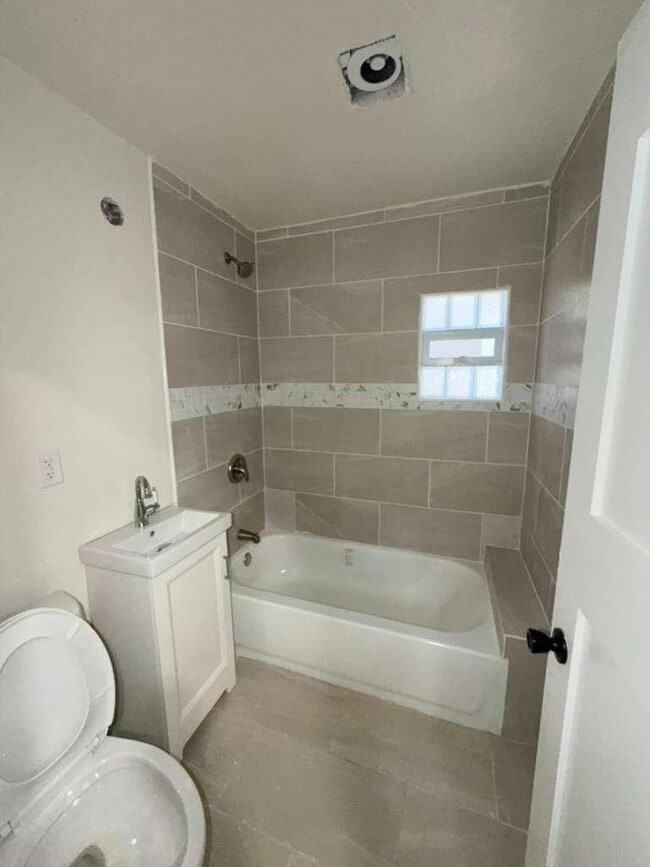 Building Photo - 653 W Bruce St