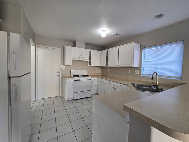 Building Photo - Get $1825 Off Feb 2026 - Move-in no later than Dec 29th!