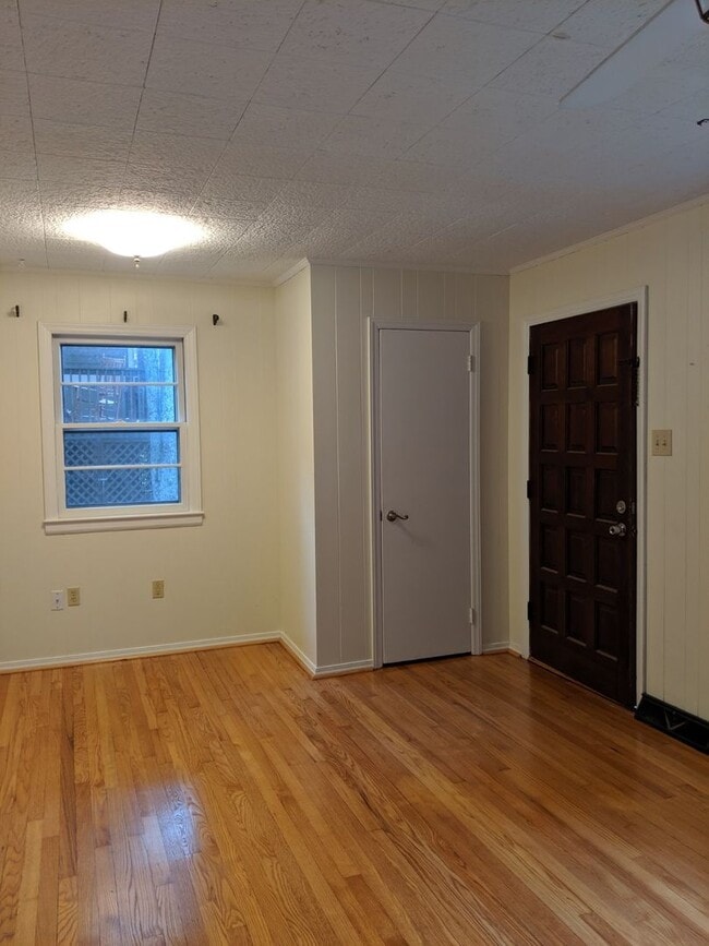 Building Photo - Black Mountain Rental!