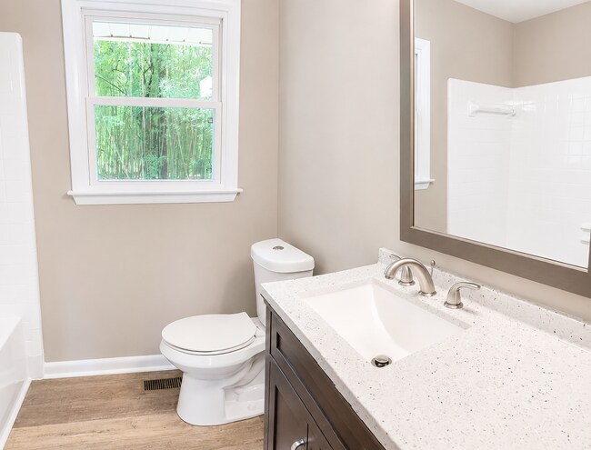 Building Photo - 2 Bed 1 Bath Renovated Duplex