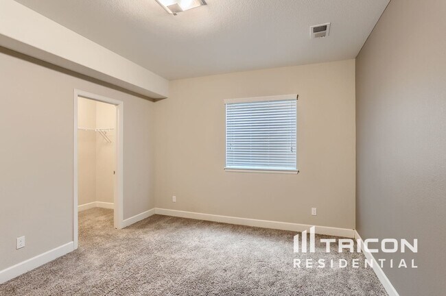 Building Photo - 10787 Hillsboro St