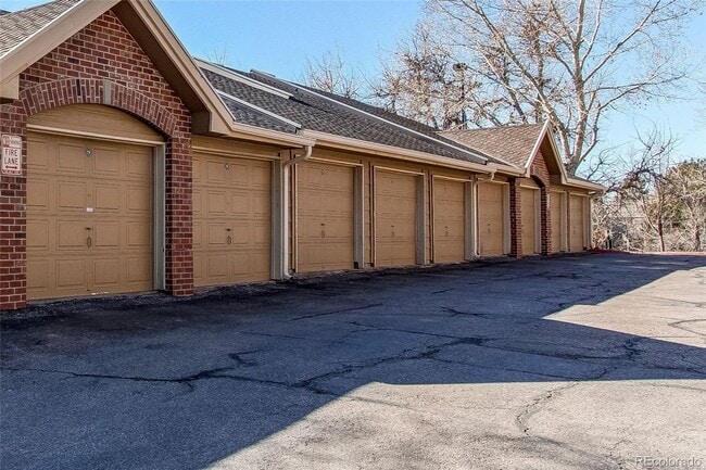 Building Photo - LOCATION LOCATION!! 2-bed 2-bath condo loc...