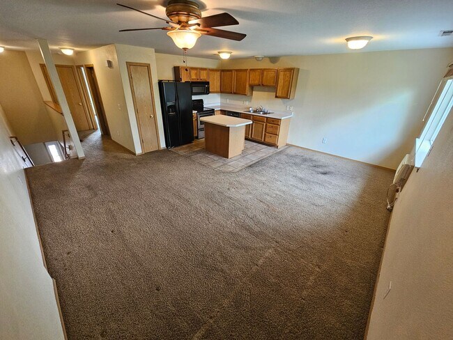 Building Photo - Townhome with 3 bedrooms and garage!  New paint and flooring!