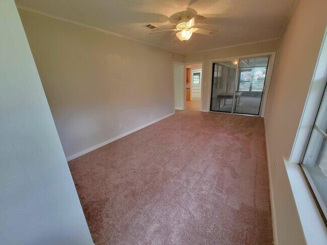 Building Photo - 706 Maple St