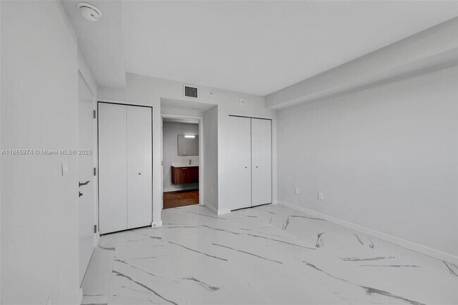 Building Photo - 840 NE 130th St
