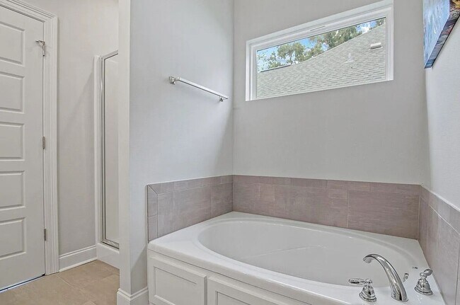 Building Photo - Elegant Furnished Townhouse in StoneLake V...