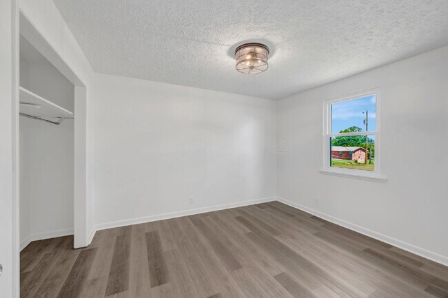 Building Photo - Furnished, remodeled 2BR near Nashville hospitals, all utilities and WiFi included, updated kitch...