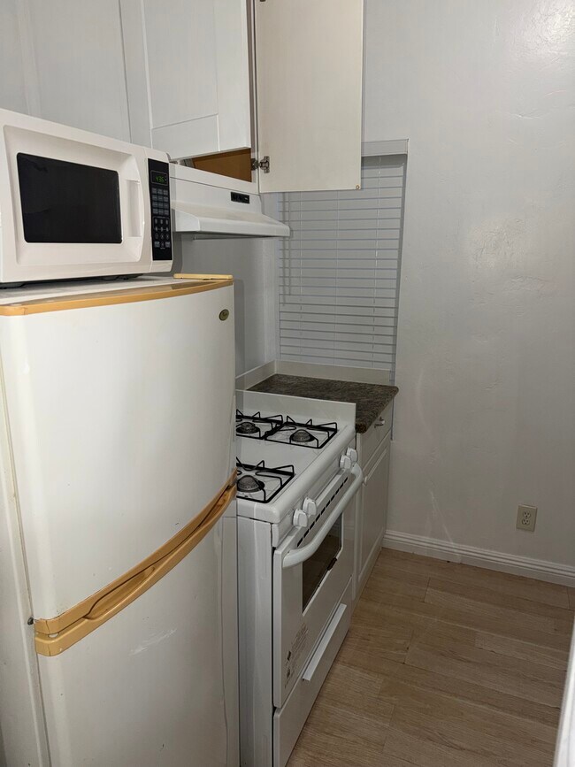 Building Photo - 1267 S Dunsmuir Ave