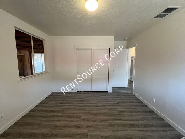 Building Photo - 650 Muriel Dr