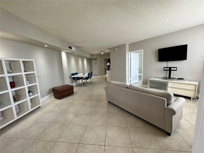 Building Photo - 801 Brickell Bay Dr