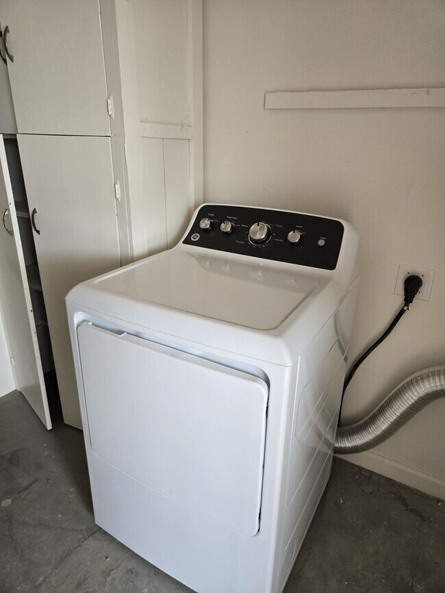 Building Photo - 2 Bedroom, 1.5 Bath Home Available Now! SECTION 8 ACCEPTED!