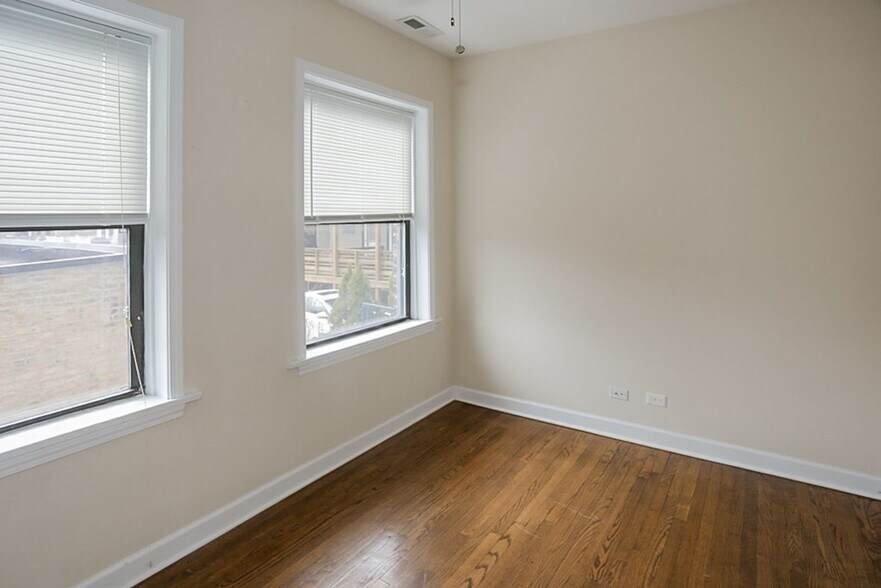 Building Photo - 1821 W Leland Ave