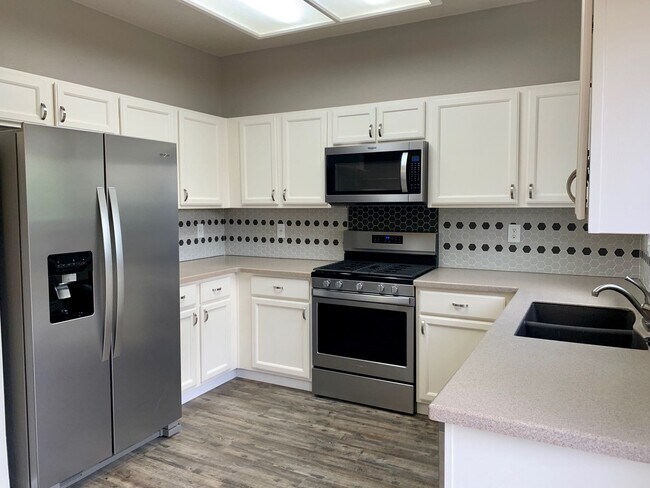 Building Photo - *STUNNING* COMPLETELY REMODELED 3 BEDROOM ...