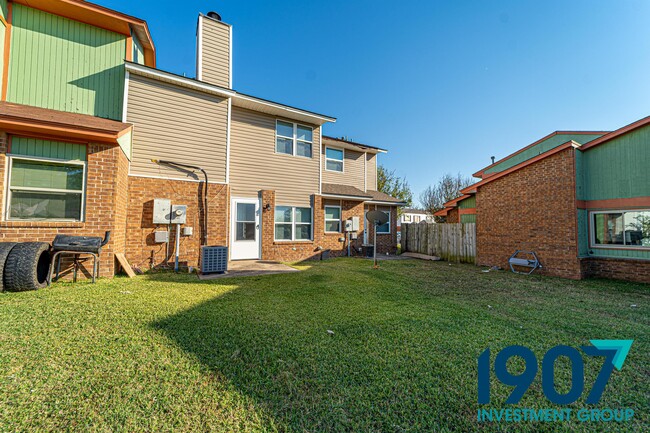 Building Photo - 1061 Rambling Oaks Dr