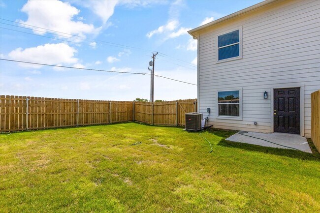 Building Photo - 1402 Courtney Pl