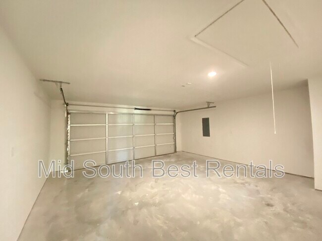 Building Photo - 36 Kelton Ln