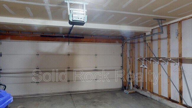 Building Photo - 2580 Lyncrest Dr