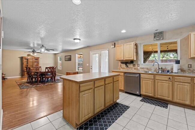 Building Photo - Beautiful & Spacious 4-Bedroom Home with 3...