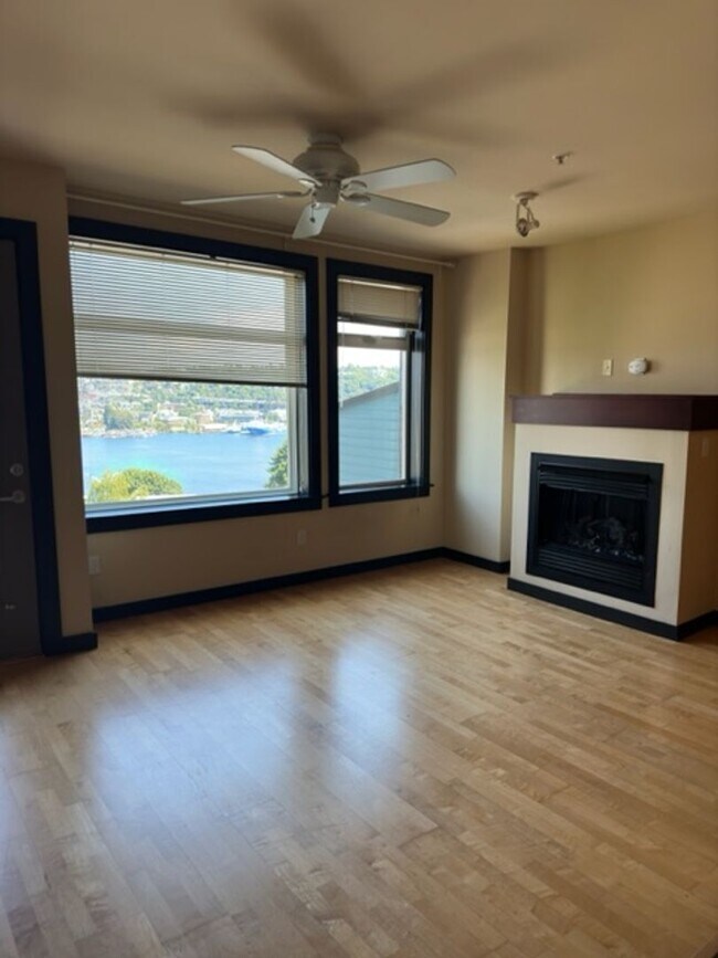 Building Photo - Ideally Located Seattle Open 1 Bed Unit w/ Breathtaking Views!