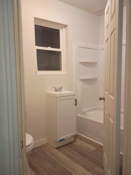 Building Photo - 237 S Ann St