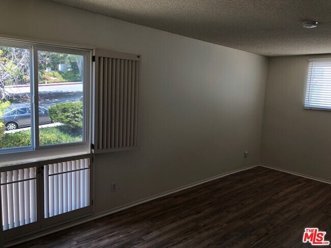 Building Photo - 1588 Palisades Dr