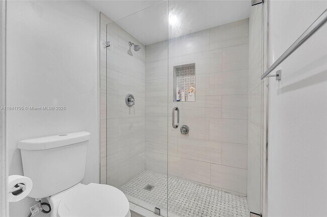 Building Photo - 915 NE 199th St
