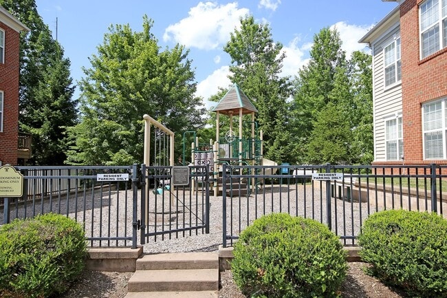 Building Photo - Sunlit Condo With Easy Access to Rt 29