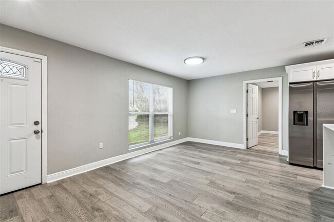 Building Photo - 6005 Lakeside Dr