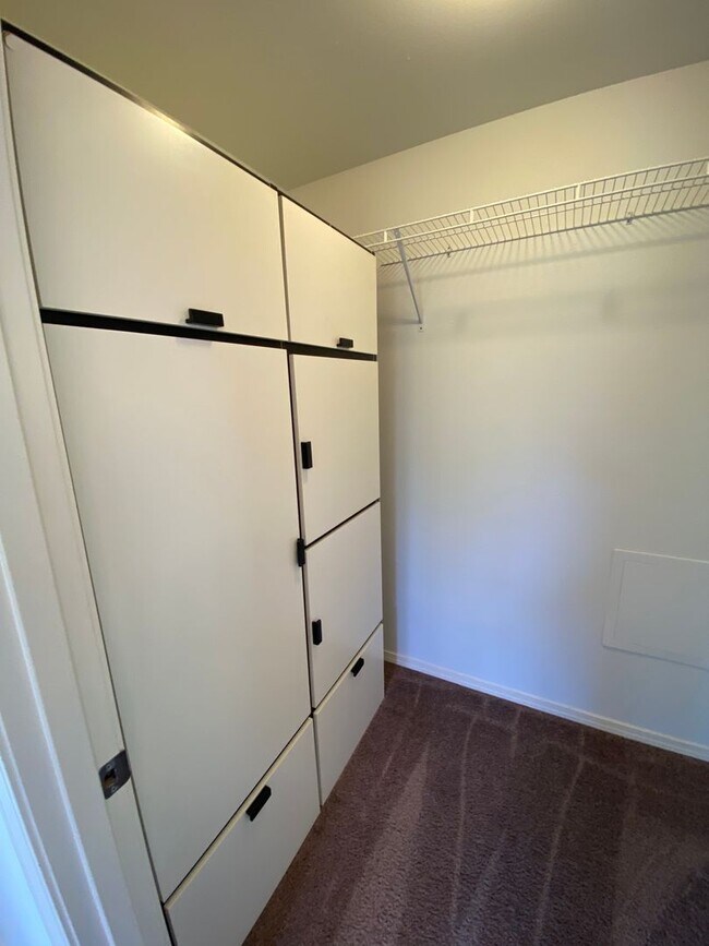 Building Photo - Spacious Townhome - Dual Master Bedrooms a...