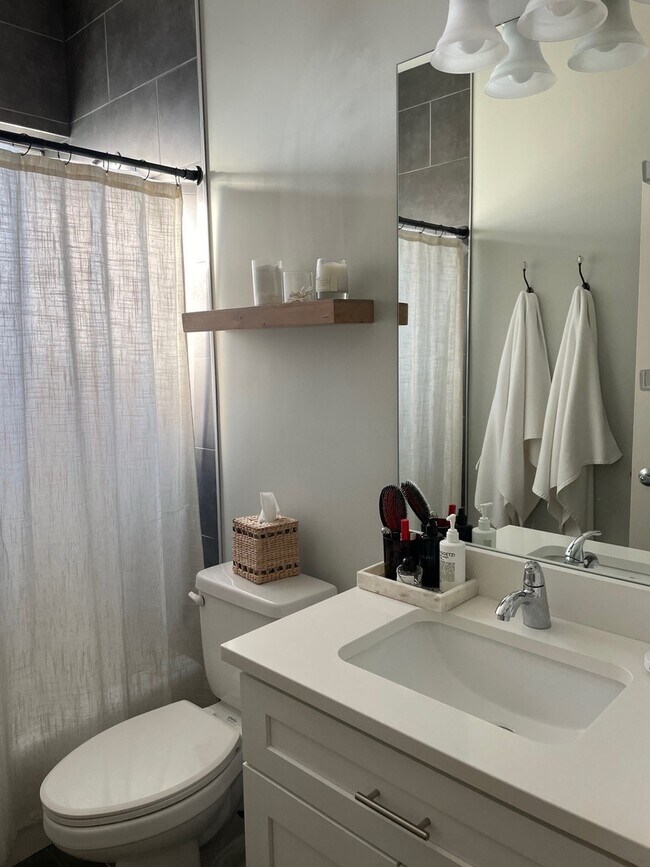 Building Photo - 2709 N Washtenaw Ave