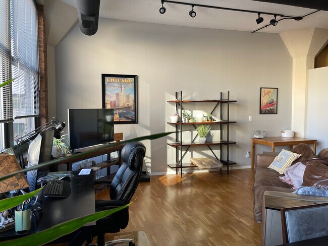 Building Photo - 621 S Plymouth Ct