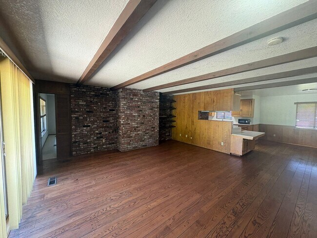 Building Photo - IMMEDIATE MOVE IN! Charming Vintage Sacramento 3 Bed / 1.5 Bath Home with Large Private Yard