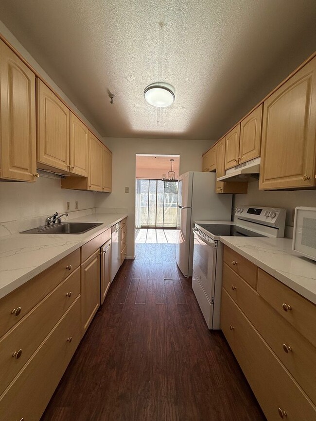 Building Photo - Well Maintained 2BD/2BTH Lynnwood Condo for Lease in Gated Community!