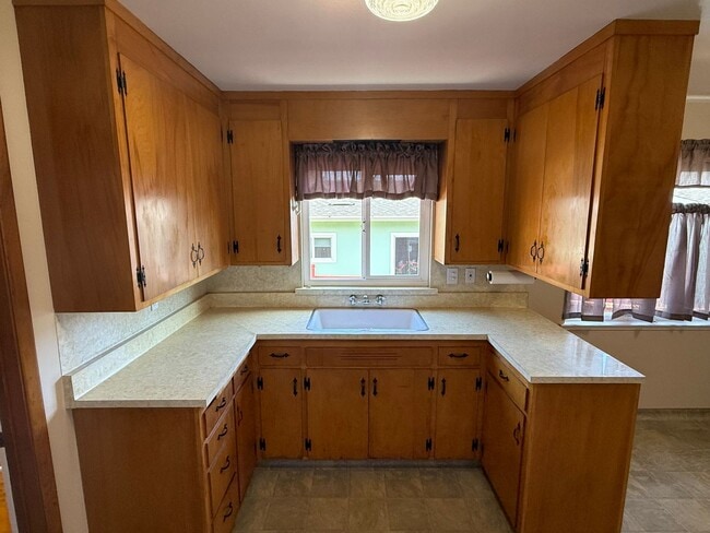 Building Photo - Spacious 3 bedroom, 1.5 bathroom Home in R...