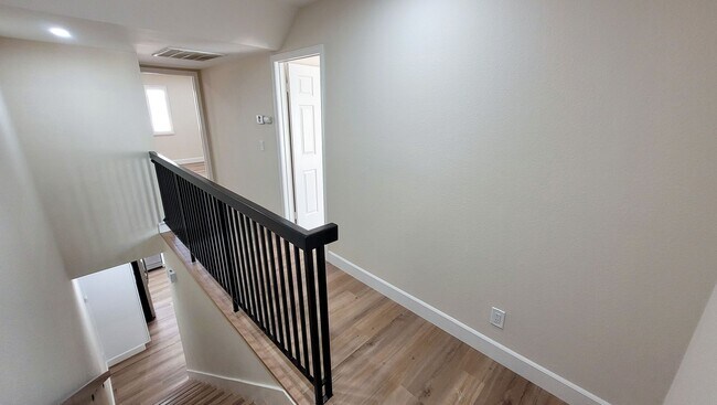 Building Photo - Beautifully Remodeled 3 Bed 3 Bath Townhou...