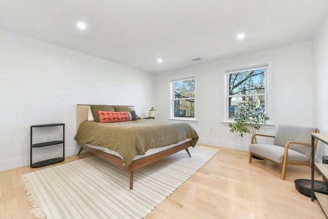 Building Photo - 17 Akron St