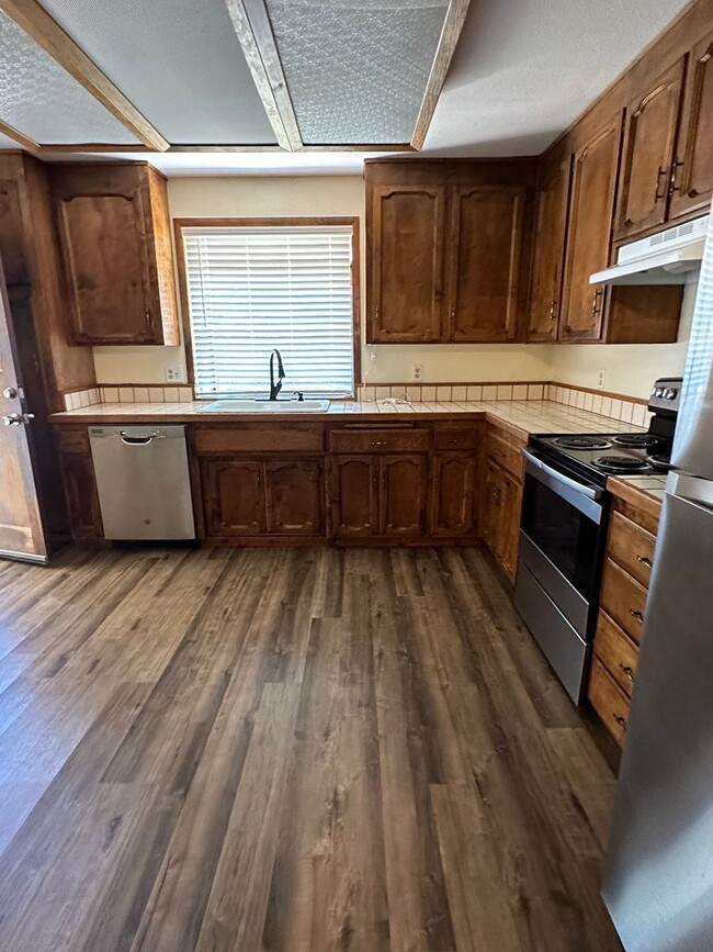 Building Photo - Coming Available 3 Bedroom