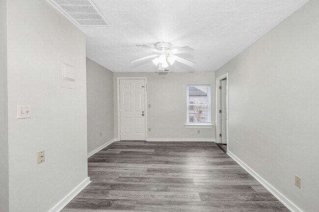 Building Photo - 98 School St