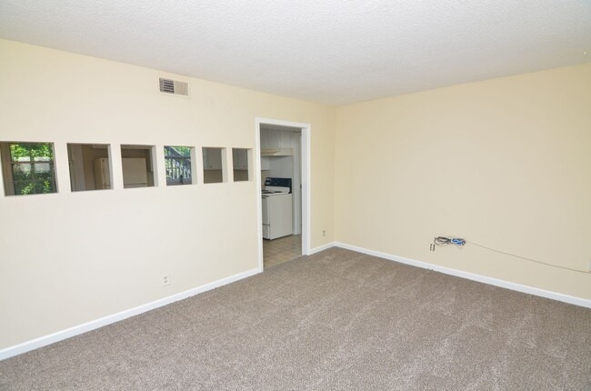 Building Photo - 708 Heidi Ct