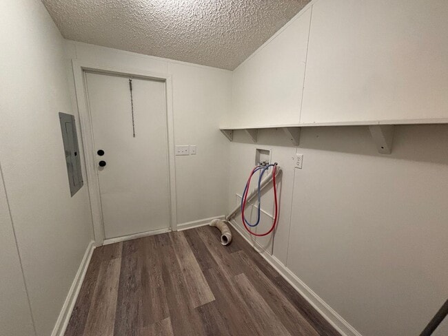 Building Photo - FOR RENT