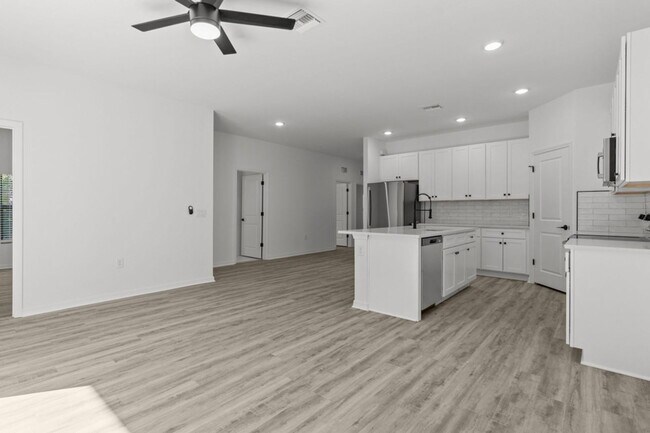 Building Photo - 529 Knapp St