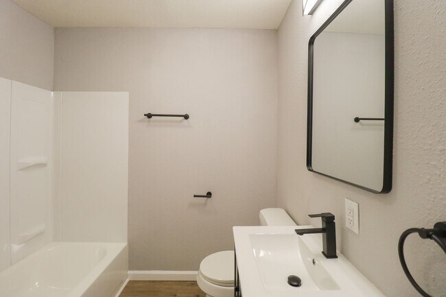 Building Photo - Beautifully Redone 3 Bedroom House! Available for Immediate Move in!