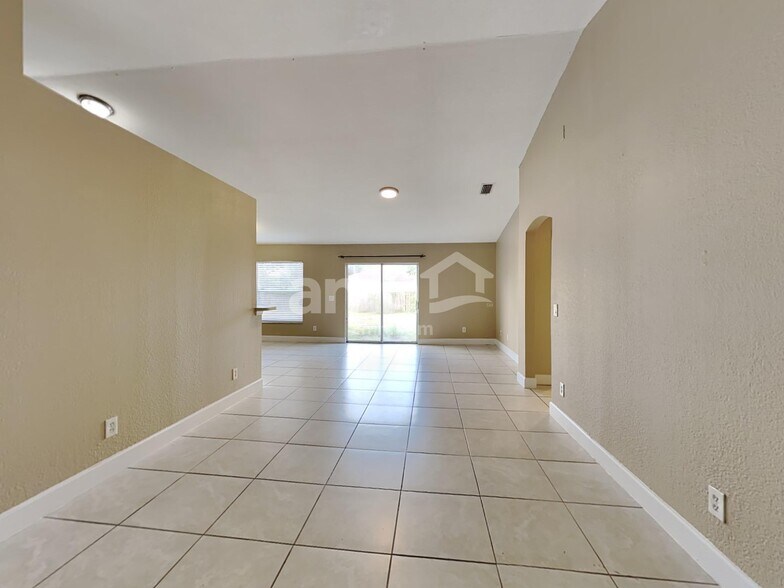 Building Photo - 201 SW Amesbury Ave