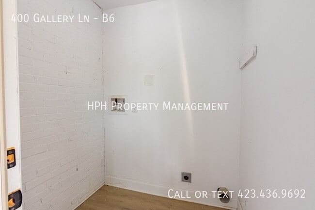Building Photo - 400 Gallery Ln