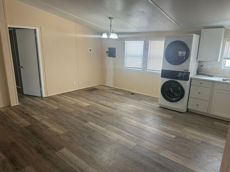 Building Photo - 1221 N Valrico Rd