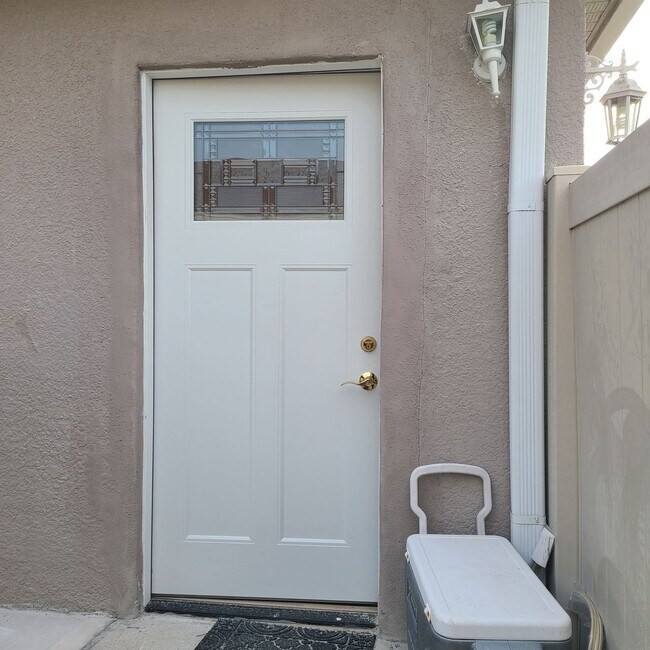 Building Photo - ROOM WITH PRIVATE ENTRANCE AND BATHROOM IN DELTONA UTILITIES INCLUDED