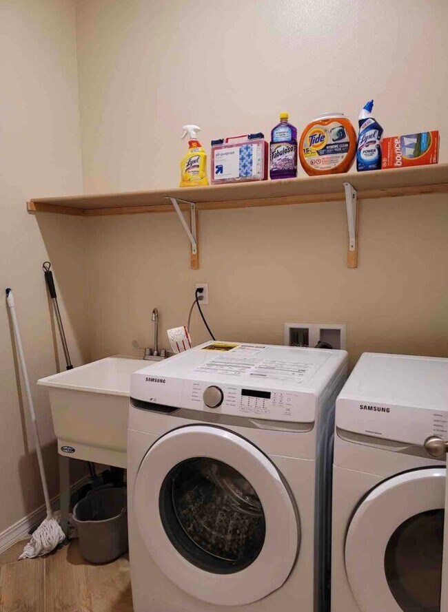 Building Photo - Eastside area for  Short or Long Term Rental(Completely Furnished) Beautiful 4 bed/2.5 baths