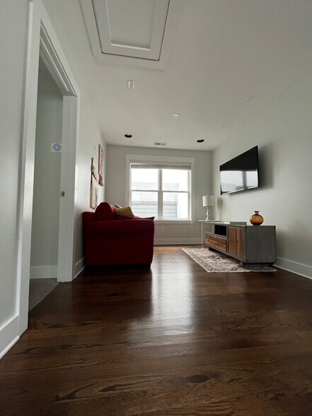 Building Photo - 1705 14th Ave S