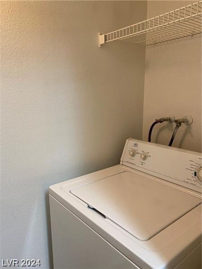 Building Photo - Very Nice & Clean Downstairs Unit In South...