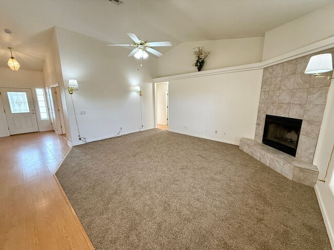 Building Photo - Spacious 3 Bedroom Home in Kingman Foothil...